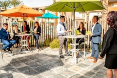 Business-People_Informal-Meeting-BookClub-Outside_P1122164