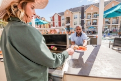 P1099890_BBQ_Woman-at-Grill